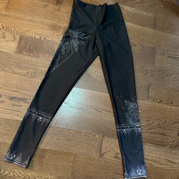 Experience comfort and style with our classic leggings - Picture 1 of 3